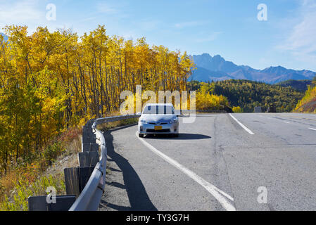 Hybridfahrzeug Toyota Prius auf der Straße. Malerische Glenn Highway im September. Stockfoto