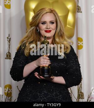 Sängerin Adele Adkins ihren Oscar für beste Leistung in der Musik geschrieben für bewegte Bilder (Original Song) - "Skyfall' backstage bei den 85. Academy Awards in Hollywood und Highland Center im Hollywood Abschnitt von Los Angeles, am 24. Februar, 2013. UPI/Jim Ruymen Stockfoto