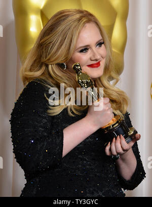 Sängerin Adele Adkins ihren Oscar für beste Leistung in der Musik geschrieben für bewegte Bilder (Original Song) - "Skyfall' backstage bei den 85. Academy Awards in Hollywood und Highland Center im Hollywood Abschnitt von Los Angeles, am 24. Februar, 2013. UPI/Jim Ruymen Stockfoto