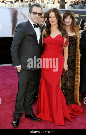 Marcia Gay Harden und Kenneth Cole kommt auf dem roten Teppich an der 85. Academy Awards in Hollywood und Highlands Zentrum im Hollywood Abschnitt von Los Angeles, am 24. Februar, 2013. UPI/Kevin Dietsch Stockfoto