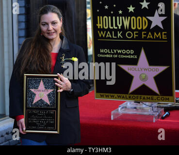 Maria Burton, die Adoptivtochter von Academy award-winning Schauspieler Richard Burton hält eine Replik Plakette als Burton erhält ein Posthumer Stern während einer enthüllungsfeier, ihn ehrt mit dem 2.491 st Stern auf dem Hollywood Walk of Fame in Los Angeles am 1. März 2013. UPI/Jim Ruymen Stockfoto