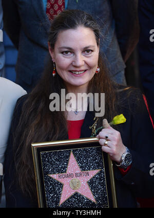 Maria Burton, die Adoptivtochter von Academy Award-winning Schauspieler Richard Burton hält eine Replik Plakette als Burton erhält ein Posthumer Stern, während einer enthüllungsfeier, ihn ehrt mit dem 2.491 st Stern auf dem Hollywood Walk of Fame in Los Angeles am 1. März 2013. UPI/Jim Ruymen Stockfoto