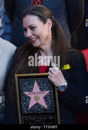 Maria Burton, die Adoptivtochter von Academy Award-winning Schauspieler Richard Burton hält eine Replik Plakette als Burton erhält ein Posthumer Stern, während einer enthüllungsfeier, ihn ehrt mit dem 2.491 st Stern auf dem Hollywood Walk of Fame in Los Angeles am 1. März 2013. UPI/Jim Ruymen Stockfoto