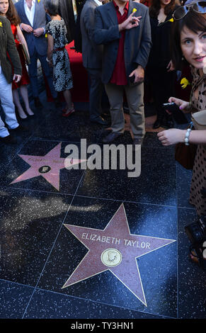 Familie Mitglieder sammeln während einer enthüllungsfeier, ehrt Academy Award-winning Schauspieler Richard Burton mit dem 2.491 st Stern auf dem Hollywood Walk of Fame in Los Angeles am 1. März 2013. Burton's Star ist neben Elizabeth Taylor, die mit Burton in "Kleopatra" die Hauptrolle. UPI/Jim Ruymen Stockfoto