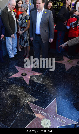 Familie Mitglieder sammeln während einer enthüllungsfeier, ehrt Academy Award-winning Schauspieler Richard Burton mit dem 2.491 st Stern auf dem Hollywood Walk of Fame in Los Angeles am 1. März 2013. Burton's Star ist neben Elizabeth Taylor, die mit Burton in "Kleopatra" die Hauptrolle. UPI/Jim Ruymen Stockfoto