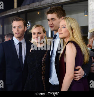 Darsteller Max Eisen, Diane Kruger, Jake Abel und Saoirse Ronan (L - R) die Premiere des Motion Picture sci-fi Thriller 'The Host', am ArcLight Cinerama Dome im Hollywood Abschnitt von Los Angeles am 19. März 2013 teilnehmen. UPI/Jim Ruymen Stockfoto