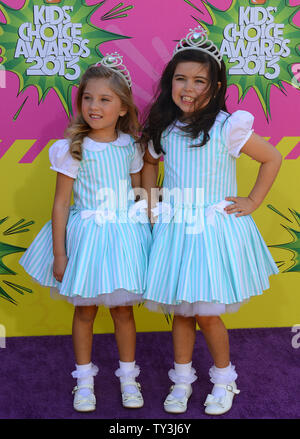 Sophia und Rosie Gnade kommen für die Nickelodeon 26. jährlichen Kid's Choice Awards am Galen Center in Los Angeles am 23. März 2013. UPI/Jim Ruymen Stockfoto