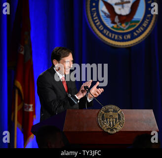 Der ehemalige CIA-Direktor und pensionierte Vier-Sterne-General David Petraeus macht seine erste öffentliche Rede seit seinem Rücktritt als CIA-Direktor an der Universität von Südkalifornien Abendessen für Studenten Veteranen und ROTC Studenten in Los Angeles am 26. März 2013. Petraeus entschuldigte sich in seiner Rede für die außereheliche Affäre, die seine Karriere beendete. UPI/Jim Ruymen Stockfoto