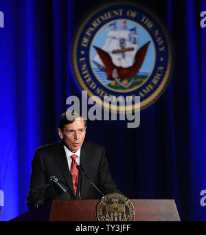 Der ehemalige CIA-Direktor und pensionierte Vier-Sterne-General David Petraeus macht seine erste öffentliche Rede seit seinem Rücktritt als CIA-Direktor an der Universität von Südkalifornien Abendessen für Studenten Veteranen und ROTC Studenten in Los Angeles am 26. März 2013. Petraeus entschuldigte sich in seiner Rede für die außereheliche Affäre, die seine Karriere beendete. UPI/Jim Ruymen Stockfoto