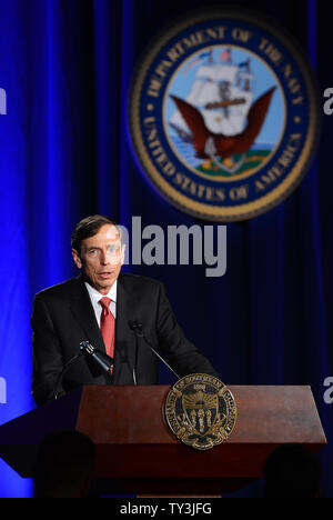 Der ehemalige CIA-Direktor und pensionierte Vier-Sterne-General David Petraeus macht seine erste öffentliche Rede seit seinem Rücktritt als CIA-Direktor an der Universität von Südkalifornien Abendessen für Studenten Veteranen und ROTC Studenten in Los Angeles am 26. März 2013. Petraeus entschuldigte sich in seiner Rede für die außereheliche Affäre, die seine Karriere beendete. UPI/Jim Ruymen Stockfoto