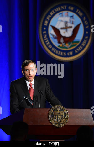 Der ehemalige CIA-Direktor und pensionierte Vier-Sterne-General David Petraeus macht seine erste öffentliche Rede seit seinem Rücktritt als CIA-Direktor an der Universität von Südkalifornien Abendessen für Studenten Veteranen und ROTC Studenten in Los Angeles am 26. März 2013. Petraeus entschuldigte sich in seiner Rede für die außereheliche Affäre, die seine Karriere beendete. UPI/Jim Ruymen Stockfoto