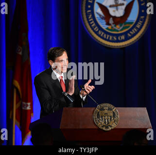 Der ehemalige CIA-Direktor und pensionierte Vier-Sterne-General David Petraeus macht seine erste öffentliche Rede seit seinem Rücktritt als CIA-Direktor an der Universität von Südkalifornien Abendessen für Studenten Veteranen und ROTC Studenten in Los Angeles am 26. März 2013. Petraeus entschuldigte sich in seiner Rede für die außereheliche Affäre, die seine Karriere beendete. UPI/Jim Ruymen Stockfoto