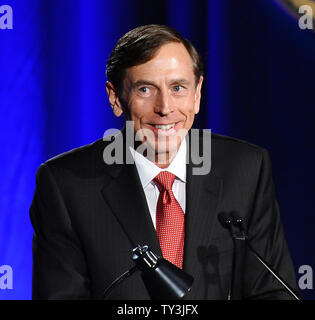 Der ehemalige CIA-Direktor und pensionierte Vier-Sterne-General David Petraeus macht seine erste öffentliche Rede seit seinem Rücktritt als CIA-Direktor an der Universität von Südkalifornien Abendessen für Studenten Veteranen und ROTC Studenten in Los Angeles am 26. März 2013. Petraeus entschuldigte sich in seiner Rede für die außereheliche Affäre, die seine Karriere beendete. UPI/Jim Ruymen Stockfoto