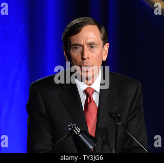 Der ehemalige CIA-Direktor und pensionierte Vier-Sterne-General David Petraeus macht seine erste öffentliche Rede seit seinem Rücktritt als CIA-Direktor an der Universität von Südkalifornien Abendessen für Studenten Veteranen und ROTC Studenten in Los Angeles am 26. März 2013. Petraeus entschuldigte sich in seiner Rede für die außereheliche Affäre, die seine Karriere beendete. UPI/Jim Ruymen Stockfoto