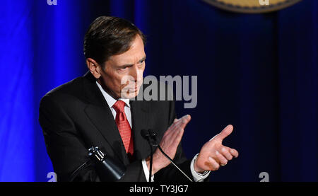 Der ehemalige CIA-Direktor und pensionierte Vier-Sterne-General David Petraeus macht seine erste öffentliche Rede seit seinem Rücktritt als CIA-Direktor an der Universität von Südkalifornien Abendessen für Studenten Veteranen und ROTC Studenten in Los Angeles am 26. März 2013. Petraeus entschuldigte sich in seiner Rede für die außereheliche Affäre, die seine Karriere beendete. UPI/Jim Ruymen Stockfoto