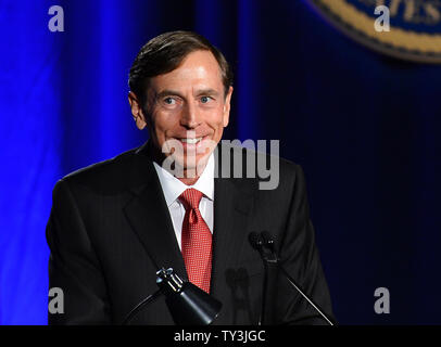 Der ehemalige CIA-Direktor und pensionierte Vier-Sterne-General David Petraeus macht seine erste öffentliche Rede seit seinem Rücktritt als CIA-Direktor an der Universität von Südkalifornien Abendessen für Studenten Veteranen und ROTC Studenten in Los Angeles am 26. März 2013. Petraeus entschuldigte sich in seiner Rede für die außereheliche Affäre, die seine Karriere beendete. UPI/Jim Ruymen Stockfoto