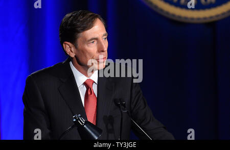 Der ehemalige CIA-Direktor und pensionierte Vier-Sterne-General David Petraeus macht seine erste öffentliche Rede seit seinem Rücktritt als CIA-Direktor an der Universität von Südkalifornien Abendessen für Studenten Veteranen und ROTC Studenten in Los Angeles am 26. März 2013. Petraeus entschuldigte sich in seiner Rede für die außereheliche Affäre, die seine Karriere beendete. UPI/Jim Ruymen Stockfoto