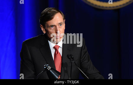 Der ehemalige CIA-Direktor und pensionierte Vier-Sterne-General David Petraeus macht seine erste öffentliche Rede seit seinem Rücktritt als CIA-Direktor an der Universität von Südkalifornien Abendessen für Studenten Veteranen und ROTC Studenten in Los Angeles am 26. März 2013. Petraeus entschuldigte sich in seiner Rede für die außereheliche Affäre, die seine Karriere beendete. UPI/Jim Ruymen Stockfoto