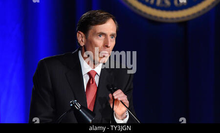 Der ehemalige CIA-Direktor und pensionierte Vier-Sterne-General David Petraeus macht seine erste öffentliche Rede seit seinem Rücktritt als CIA-Direktor an der Universität von Südkalifornien Abendessen für Studenten Veteranen und ROTC Studenten in Los Angeles am 26. März 2013. Petraeus entschuldigte sich in seiner Rede für die außereheliche Affäre, die seine Karriere beendete. UPI/Jim Ruymen Stockfoto