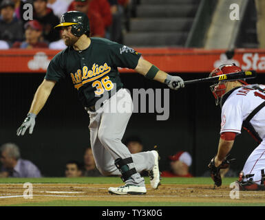 Oakland Athletics catcher Derek Norris (36) schlagen in einem einzigen rbi gegen die Los Angeles Angels im ersten Inning in der Hauptöffner am Angel Stadium in Anaheim, Kalifornien, April 9, 2013. UPI/Lori Shepler. Stockfoto