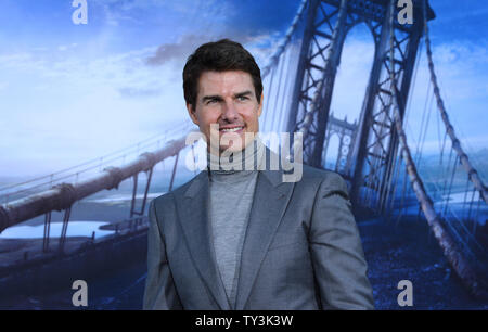 Tom Cruise, der Mitglied in der motion picture sci-fi-Thriller "Oblivion", sorgt sich die Premiere des Films in Dolby Theatre in Hollywood" in Los Angeles am 10. April 2013. UPI/Jim Ruymen Stockfoto