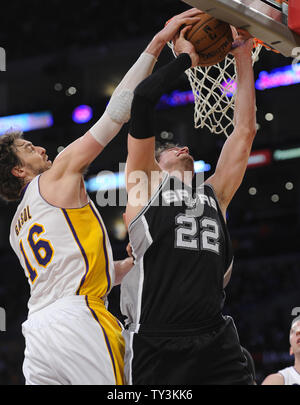 Los Angeles Lakers Power Forward Pau Gasol (16) blockiert die San Antonio Spurs Zentrum Tiago Splitter (22.) in der ersten Hälfte bei Staples Center in Los Angeles am 14. April 2013. UPI/Lori Shepler Stockfoto