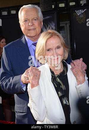 TCM-host Robert Osborne und Eva Marie Saint kommen für die Weltpremiere der 45. Jahrestag der Wiederherstellung der "Funny Girl" an der Opening Night Gala der 2013 TCM klassischen Film Festival auf dem TCL Chinese Theatre in Hollywood in Los Angeles am 25. April 2013. UPI/Jim Ruymen Stockfoto