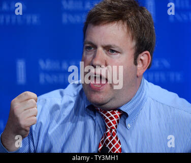 Frank Luntz, Vorsitzender und CEO, Luntz Global; Mitwirkender, Fox News, spricht während einer Podiumsdiskussion, Power Shift: Die sich verändernde Wähler, am jährlichen Milken Institut globale Konferenz in Beverly Hills, Kalifornien am 29. April 2013. Die Konferenz bringt Hunderte von chief Executive officers, hochrangige Beamte und führende Persönlichkeiten der globalen Kapitalmärkte für Diskussionen über die sozialen, politischen und wirtschaftlichen Herausforderungen. UPI/Jim Ruymen Stockfoto