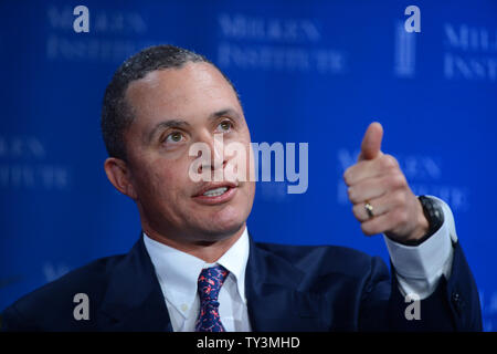 Ehemalige Kongressabgeordnete Harold Ford Jr. und Managing Director, Morgan Stanley; Professor, NYU spricht während einer Podiumsdiskussion, Power Shift: Die sich verändernde Wähler, am jährlichen Milken Institut globale Konferenz in Beverly Hills, Kalifornien am 29. April 2013. Die Konferenz bringt Hunderte von chief Executive officers, hochrangige Beamte und führende Persönlichkeiten der globalen Kapitalmärkte für Diskussionen über die sozialen, politischen und wirtschaftlichen Herausforderungen. UPI/Jim Ruymen Stockfoto