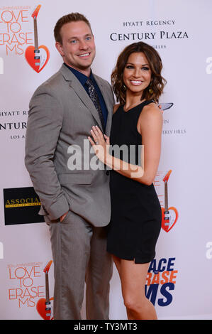 Tye Strickland und TV-Persönlichkeit Melissa Rycroft-Strickland nehmen an der 20. jährlichen Rennen zu löschen MS Gala, unter dem Motto "Love to Erase MS', im Hyatt Regency Century Plaza im Century City" in Los Angeles am 3. April 2013. UPI/Jim Ruymen Stockfoto