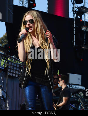 Sängerin Avril Lavigne führt bei KIIS FM Wango Tango 2013 im Home Depot Center in Carson, Kalifornien am 11. Mai 2013. UPI/Jim Ruymen Stockfoto