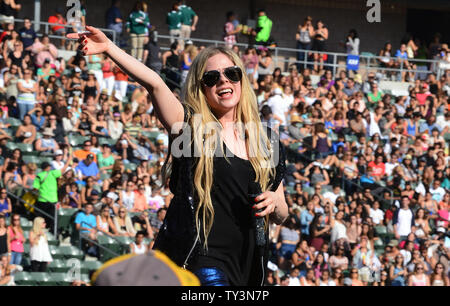 Sängerin Avril Lavigne führt bei KIIS FM Wango Tango 2013 im Home Depot Center in Carson, Kalifornien am 11. Mai 2013. UPI/Jim Ruymen Stockfoto