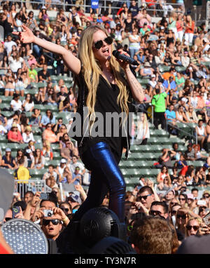 Sängerin Avril Lavigne führt bei KIIS FM Wango Tango 2013 im Home Depot Center in Carson, Kalifornien am 11. Mai 2013. UPI/Jim Ruymen Stockfoto