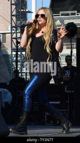 Sängerin Avril Lavigne führt bei KIIS FM Wango Tango 2013 im Home Depot Center in Carson, Kalifornien am 11. Mai 2013. UPI/Jim Ruymen Stockfoto