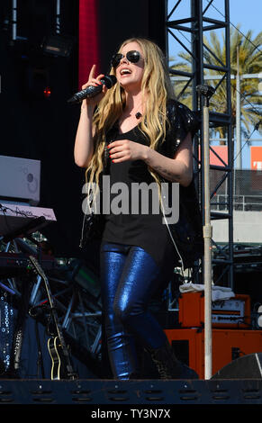 Sängerin Avril Lavigne führt bei KIIS FM Wango Tango 2013 im Home Depot Center in Carson, Kalifornien am 11. Mai 2013. UPI/Jim Ruymen Stockfoto