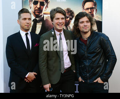 Isaac Hanson, Taylor Hanson, Zac Hanson kommen für die Premiere von "Der Kater: Teil III" an der Westwood Village Theater im Westwood Abschnitt von Los Angeles am 20. Mai 2013. UPI/Jim Ruymen Stockfoto