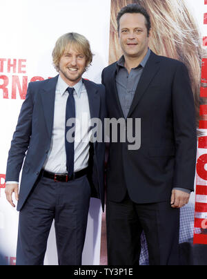 Schauspieler Owen Wilson, Links, und Vince Vaughn, Darsteller in der motion picture Komödie "Das Praktikum", die Premiere des Films im Regency Dorf Westwood Theater im Westwood Abschnitt von Los Angeles am 29. Mai 2013 teilnehmen. UPI/Alex Gallardo Stockfoto