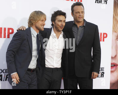 Schauspieler Owen Wilson, Links, Regisseur Shawn Levy, Mitte und Schauspieler Vince Vaughn der motion picture Komödie "Das Praktikum", die Premiere des Films im Regency Dorf Westwood Theater im Westwood Abschnitt von Los Angeles am 29. Mai 2013 teilnehmen. UPI/Alex Gallardo Stockfoto