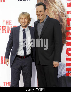 Schauspieler Owen Wilson, Links, und Vince Vaughn, Darsteller in der motion picture Komödie "Das Praktikum", die Premiere des Films im Regency Dorf Westwood Theater im Westwood Abschnitt von Los Angeles am 29. Mai 2013 teilnehmen. UPI/Alex Gallardo Stockfoto