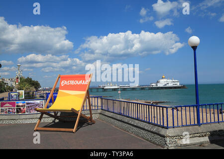 Liegestuhl auf der Promenade von Eastbourne, East Sussex, Großbritannien Stockfoto