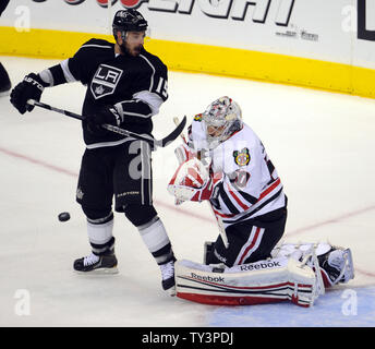 Chicago Blackhawks goalie Corey Crawford (50) stoppt die Los Angeles Kings Center Brad Richardson (15) von Riefen in der zweiten Periode von Spiel 4 der Western Conference Finals im Staples Center in Los Angeles am 6. Juni 2013. UPI/Lori Shepler. Stockfoto