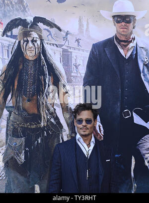 Schauspieler Johnny Depp kommt für die Weltpremiere von Disney/Jerry Buckheimer Filme "The Lone Ranger" in Disney's California Adventure in Anaheim, Kalifornien, am 22. Juni 2013. UPI/Jim Ruymen Stockfoto
