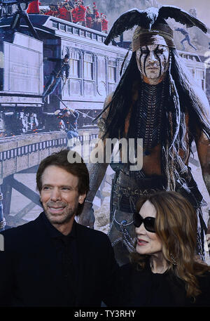 Produzent Jerry Bruckheimer kommt mit seiner Frau für die Weltpremiere von Disney/Jerry Buckheimer Filme "The Lone Ranger" in Disney's California Adventure in Anaheim, Kalifornien, am 22. Juni 2013. UPI/Jim Ruymen Stockfoto