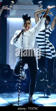 Sänger Janelle Monae führt auf der Bühne während der BET Awards 13, im Nokia Theater in Los Angeles am 30. Juni 2013. UPI/Jim Ruymen Stockfoto