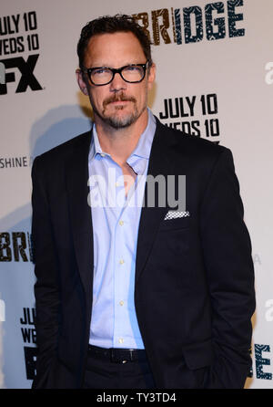 Schauspieler Matthew Lillard, warf Mitglied im FX-TV-Serie "Die Brücke", sorgt sich der Premiere die Show auf der DGA-Theater in Los Angeles am 8. Juli 2013. UPI/Jim Ruymen Stockfoto