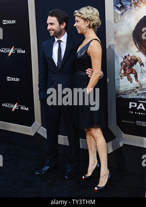 Charlie Tag und Frau Mary Elizabeth Ellis Tag ankommen für die Premiere von Pacific Rim im Dolby Theatre in Hollywood" in Los Angeles am 9. Juli 2013. UPI/Jim Ruymen Stockfoto