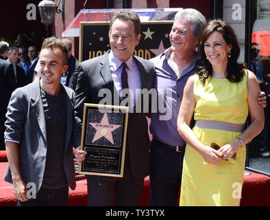 Schauspieler Bryan Cranston (2nd-R) pose mit ehemaligen 'Malcolm in der Mitte' Darsteller Frankie Muniz (L) und Jayne Kaczmarek (R) und Schöpfer Linwood Boomer während einer enthüllungsfeier ehren Cranston mit den 2.502 nd Stern auf dem Hollywood Walk of Fame in Los Angeles am 16 Juli, 2013. UPI/Jim Ruymen Stockfoto