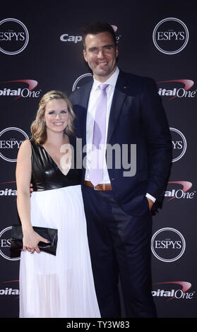 NFL Spieler Joe Flacco und seine Frau Dana Grady nehmen an der 2013 ESPY Awards im Nokia Theatre L.A. Leben in Los Angeles am 17 Juli, 2013. UPI/Jim Ruymen Stockfoto