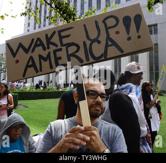 Hunderte von Demonstranten an einer "Gerechtigkeit für Trayvon' Rally am Bundesgericht in der Innenstadt von Los Angeles am 20 Juli, 2013. Die Demonstration war Teil eines 100-Stadt Bemühung, eine Untersuchung zu möglichen Verletzungen der Bürgerrechte Travyon Martin's zu verlangen. Eine Jury in Sanford, Florida am vergangenen Samstag George Zimmerman, ein freiwilliger Nachbarschaft Wächter, nicht schuldig der Dreharbeiten Martin tot, einen 17 Jahre alten unbewaffneten jugendlich in der Nacht vom 26. Februar 2012 gefunden. UPI/Jim Ruymen Stockfoto