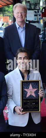 Schauspieler Joe Mantegna, Front, und Ed Begley jr. an der posthume Zeremonie zu Ehren des verstorbenen Schauspieler Peter Falk mit dem 2.503 rd Stern auf dem Hollywood Walk of Fame in Los Angeles am 25 Juli, 2013. Falk, berühmt für seine Rolle in der TV-Serie "Colombo" im Alter von 83 Jahren am 23. Juni starb 2011 in seinem Haus in Kalifornien. UPI/Jim Ruymen Stockfoto